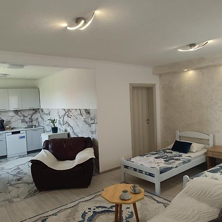 Matija Airport Apartment Mitrovici  Eksteriør bilde