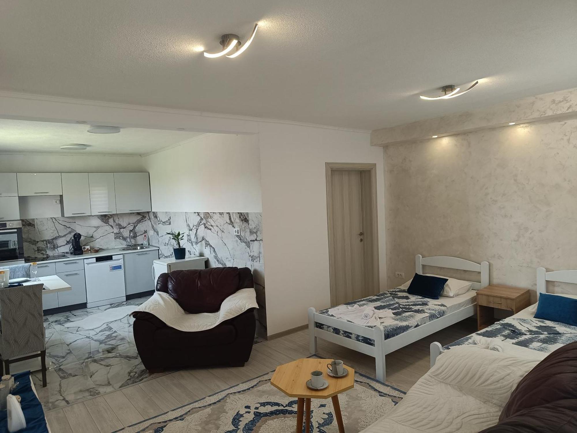 Matija Airport Apartment Mitrovici  Eksteriør bilde