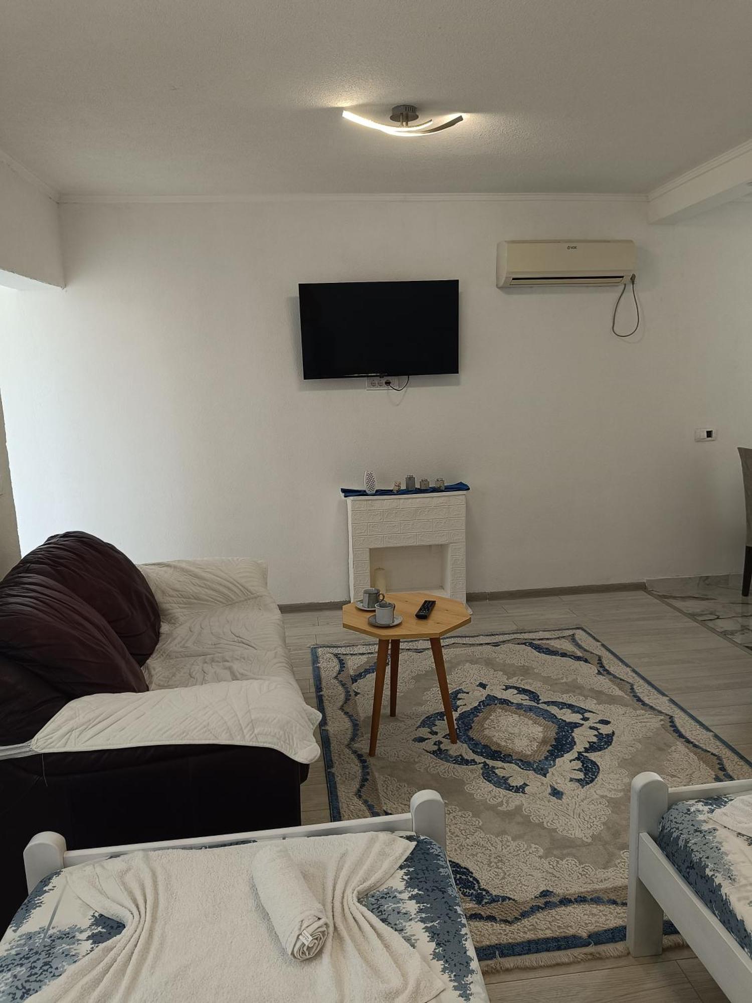 Matija Airport Apartment Mitrovici  Eksteriør bilde