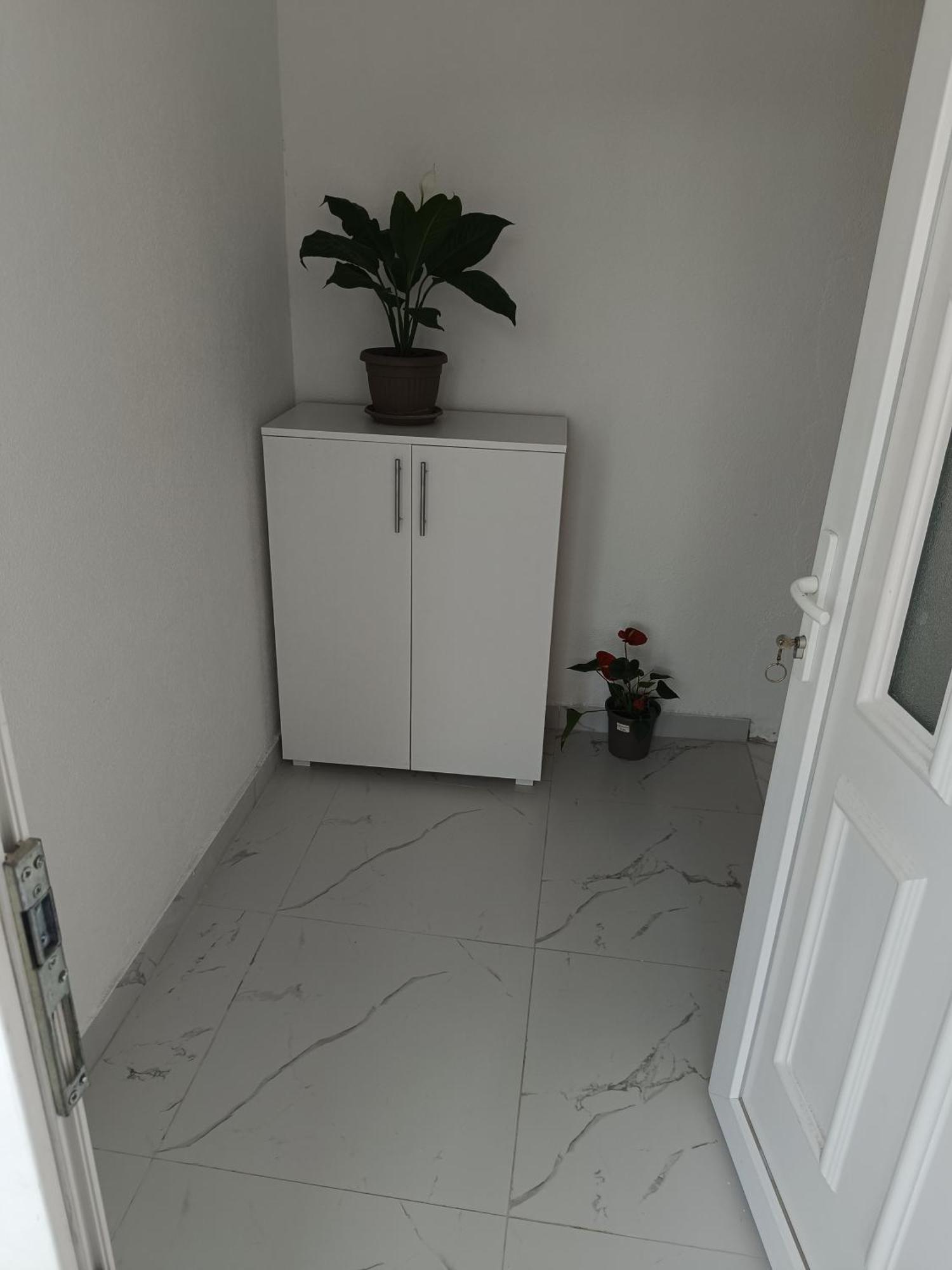 Matija Airport Apartment Mitrovici  Eksteriør bilde