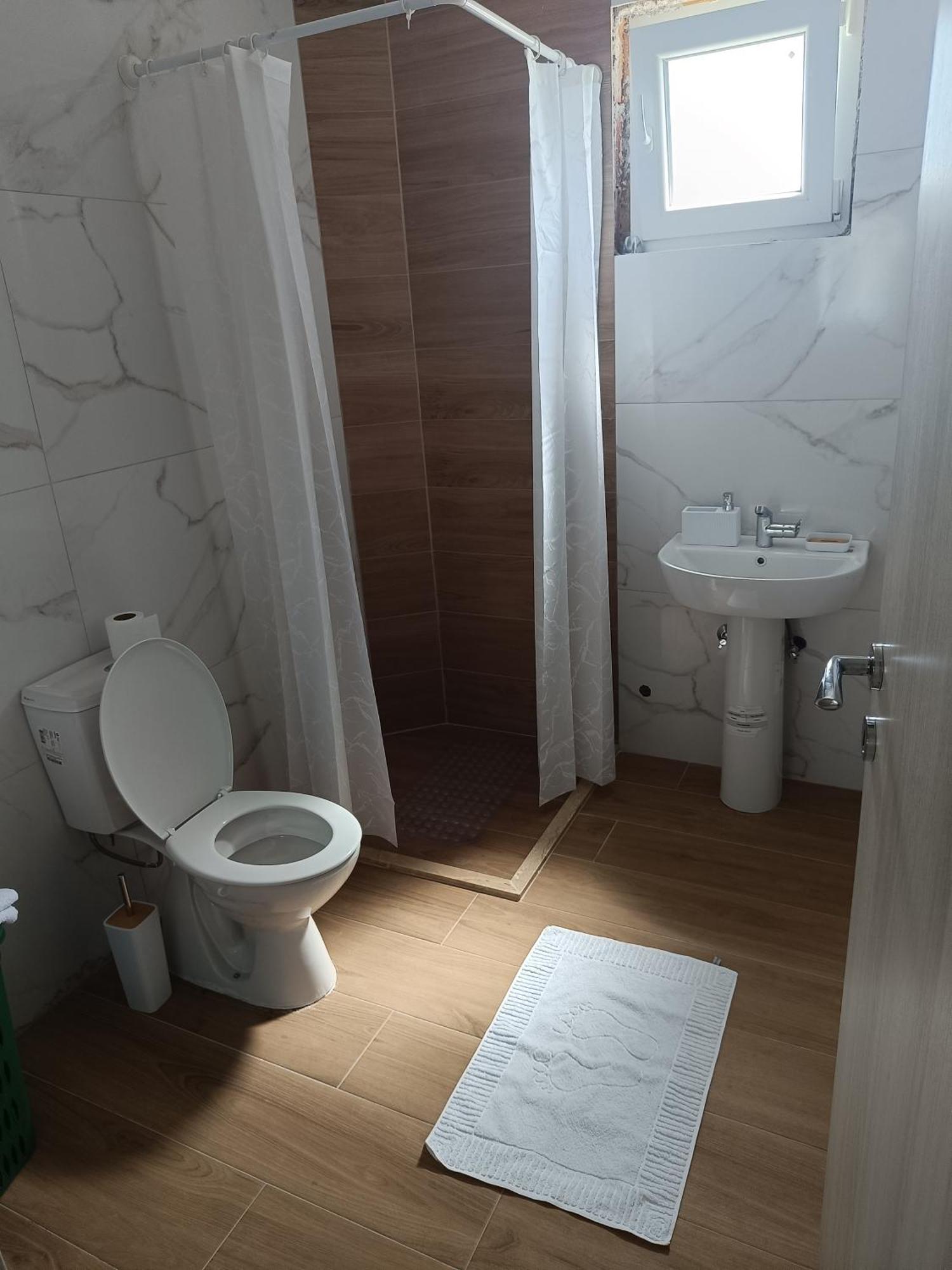 Matija Airport Apartment Mitrovici  Eksteriør bilde