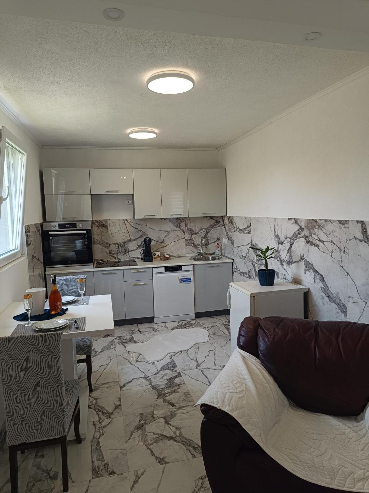 Matija Airport Apartment Mitrovici  Eksteriør bilde
