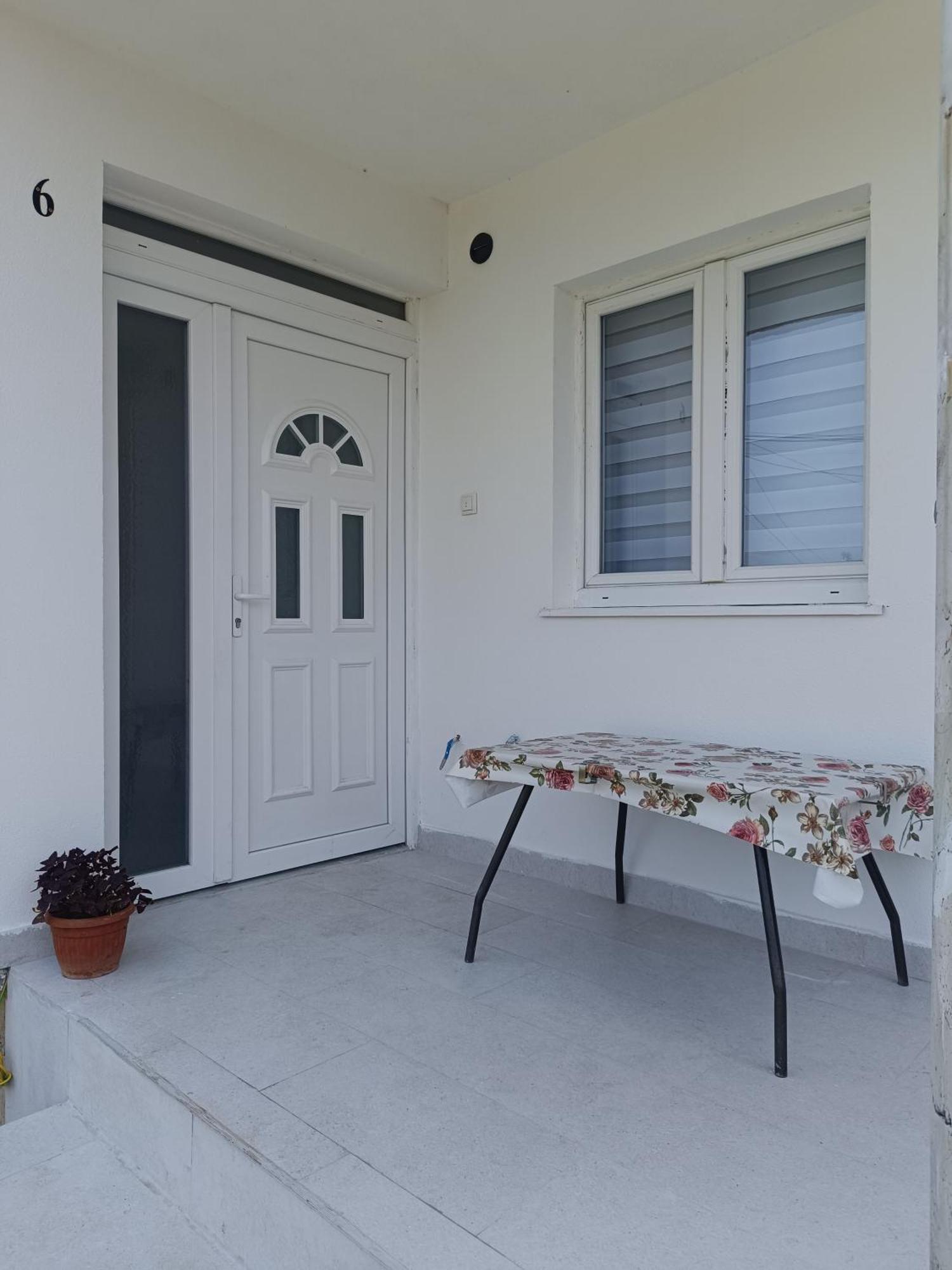 Matija Airport Apartment Mitrovici  Eksteriør bilde