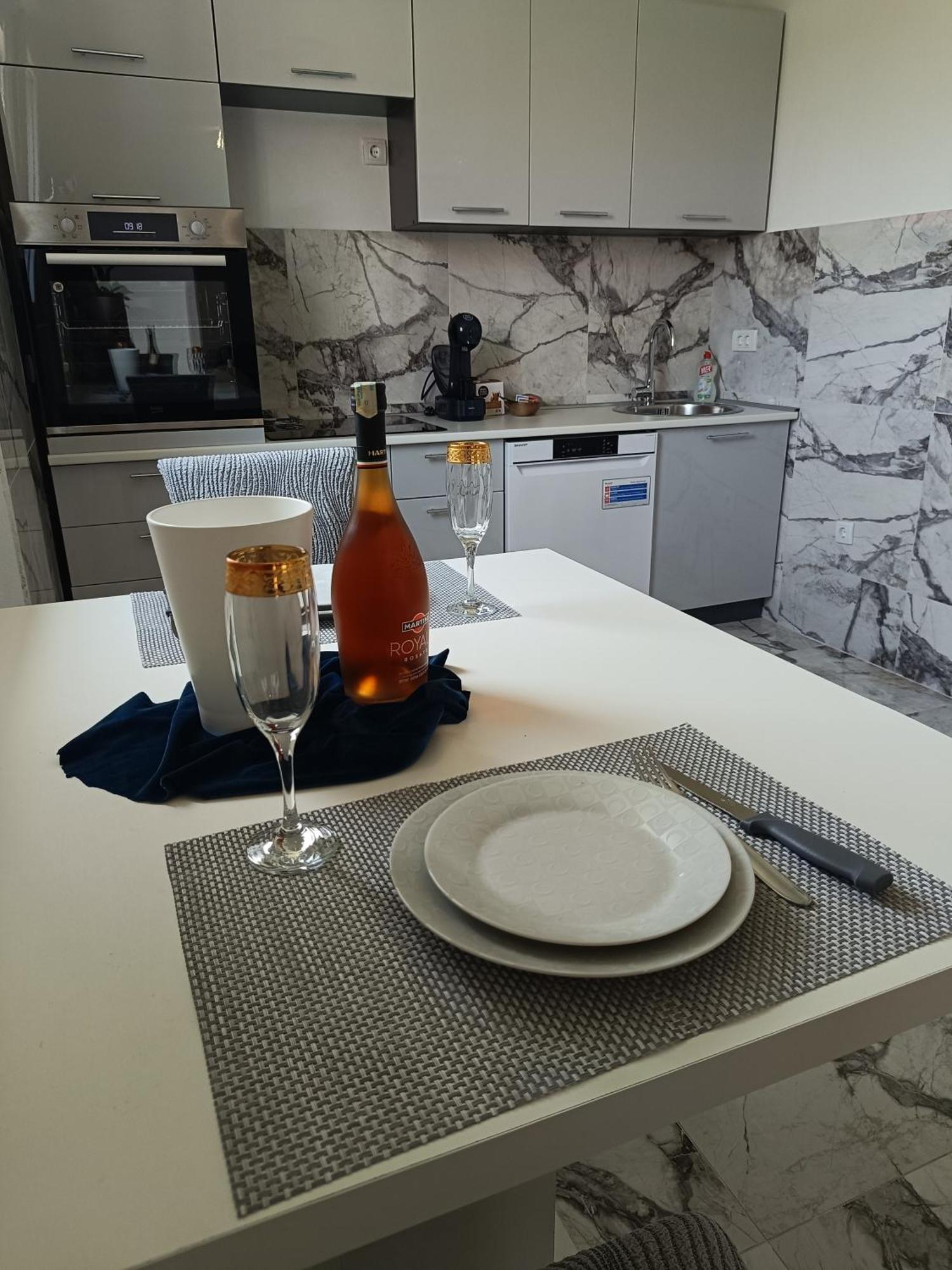Matija Airport Apartment Mitrovici  Eksteriør bilde