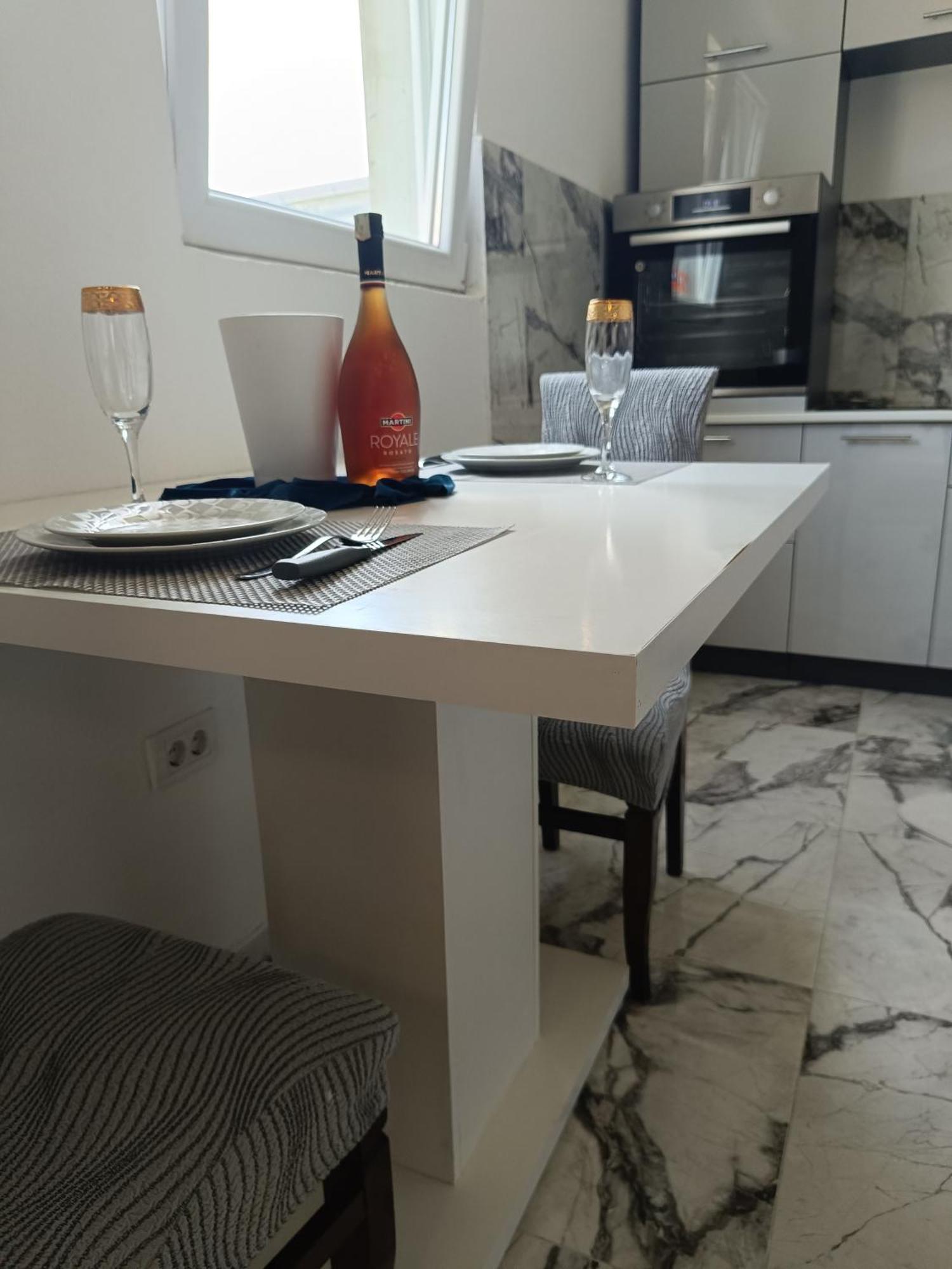 Matija Airport Apartment Mitrovici  Eksteriør bilde