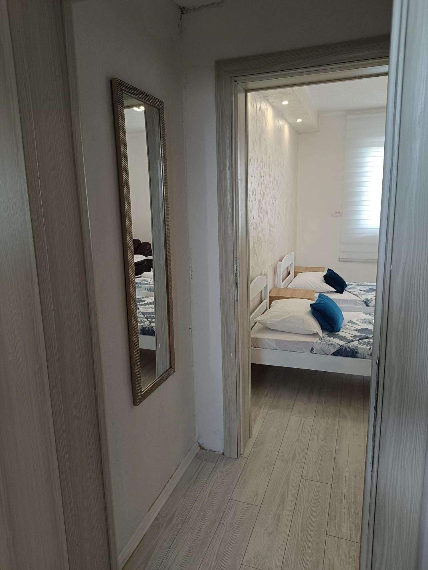 Matija Airport Apartment Mitrovici  Eksteriør bilde