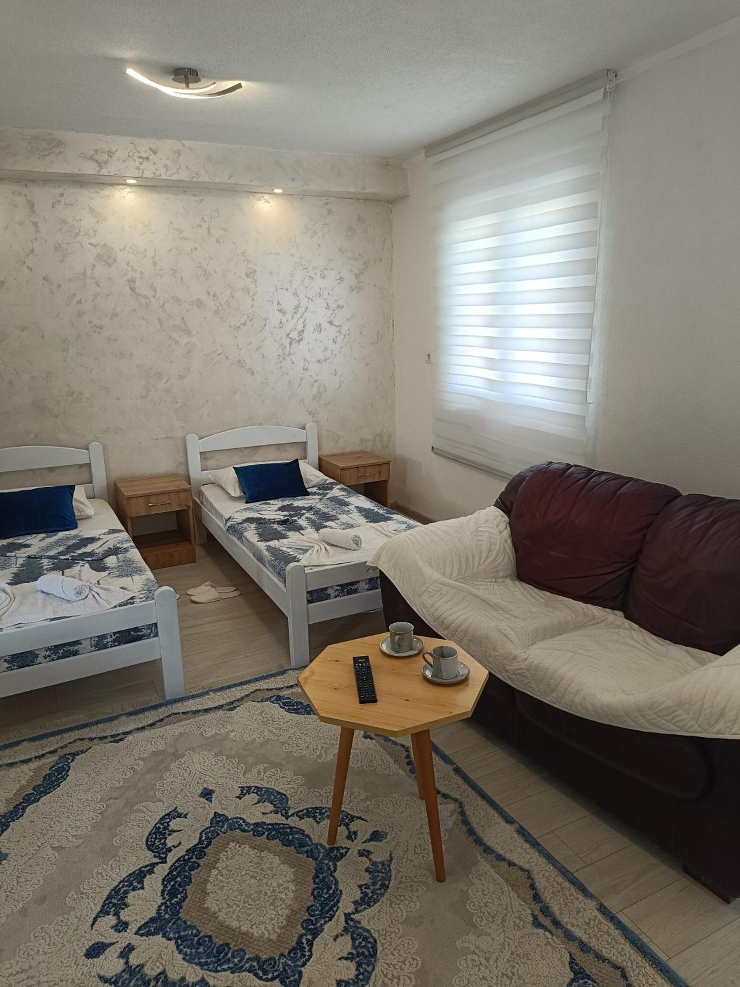 Matija Airport Apartment Mitrovici  Eksteriør bilde